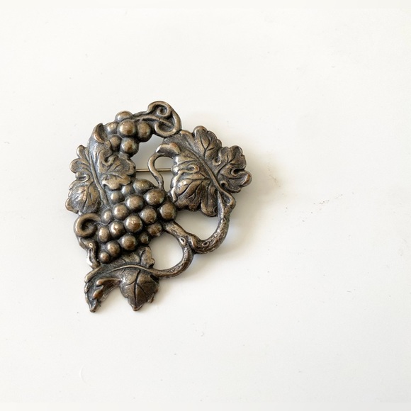 Antique Vintage Art Nouveau Vineyard Grapes & Leaves Silver Brooch Sash Pin. - Picture 4 of 5